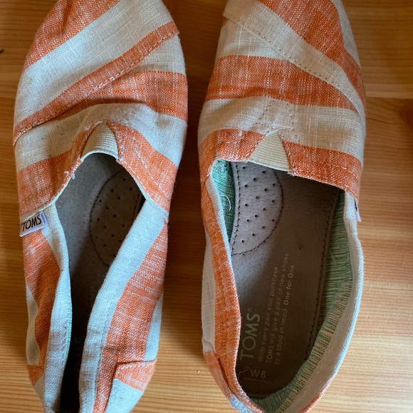 Toms in summer colours.  like new. Size 6 - Picture 5 of 6